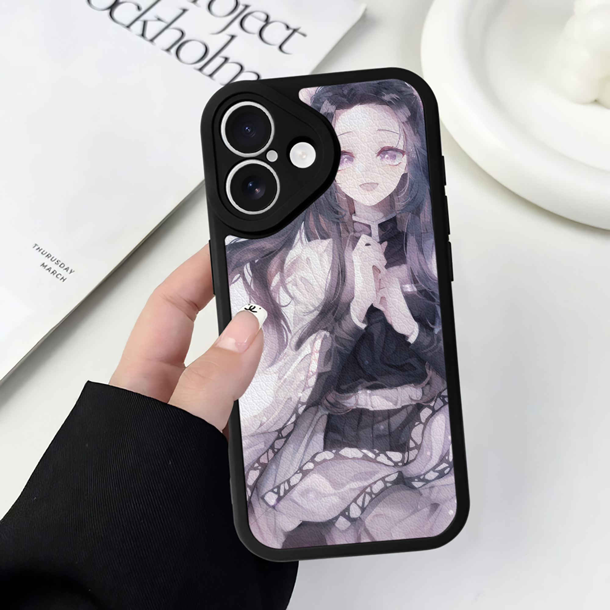 （画像用） 鬼滅の刃（きめつのやいば）蟲柱-胡蝶 しのぶ／こちょう しのぶ Kochou Shinobu 【iPhone 16シリーズ対応】シリコンスマホケース（レザー調） 材質：シリコン